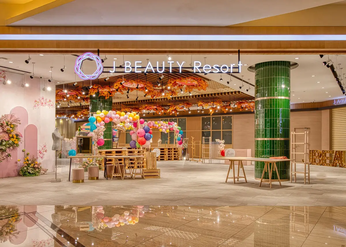 Beauty salon frontage in a mall, with balloon styling and timber display units