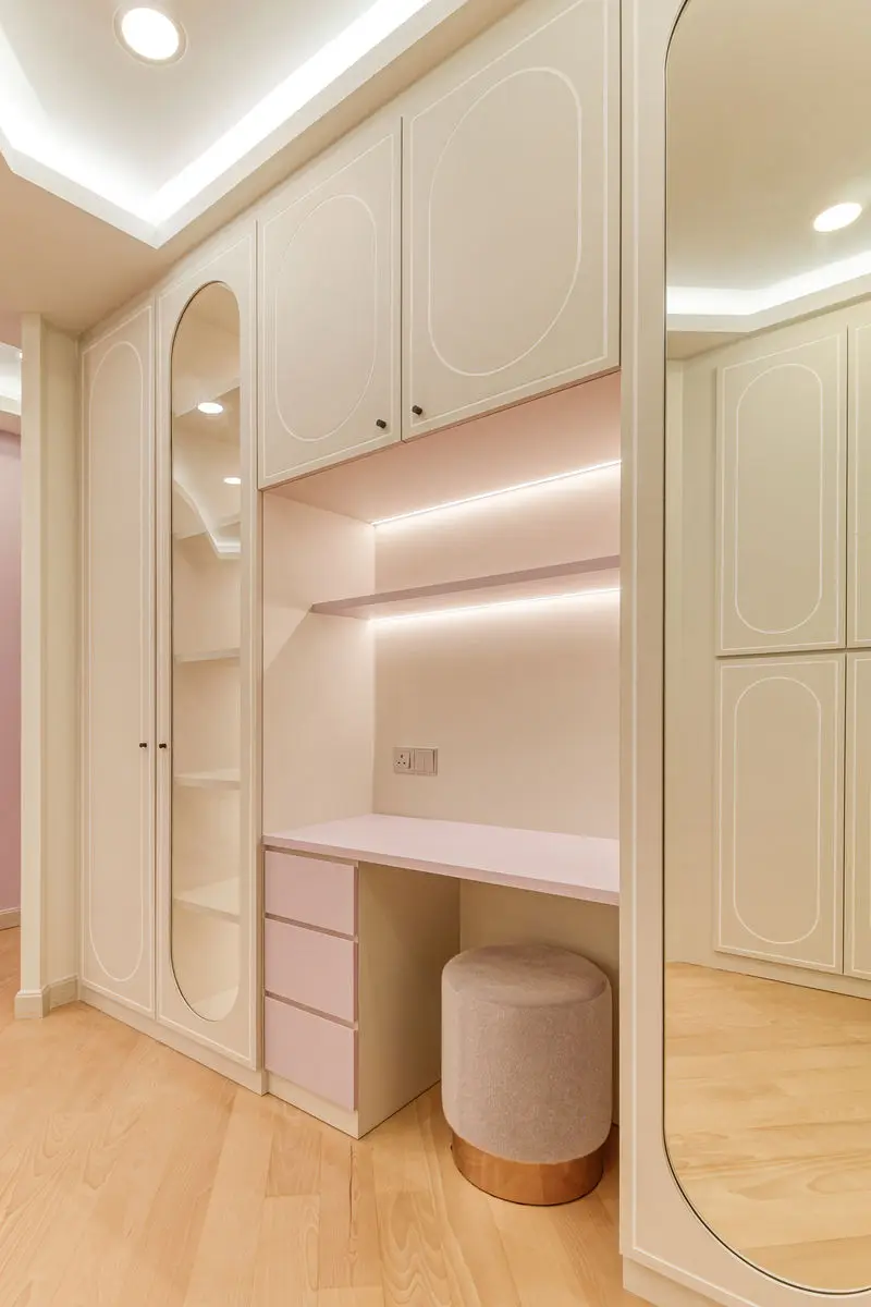 Dressing unit with arched glass doors, a mirror and built-in drawers in cream and pink