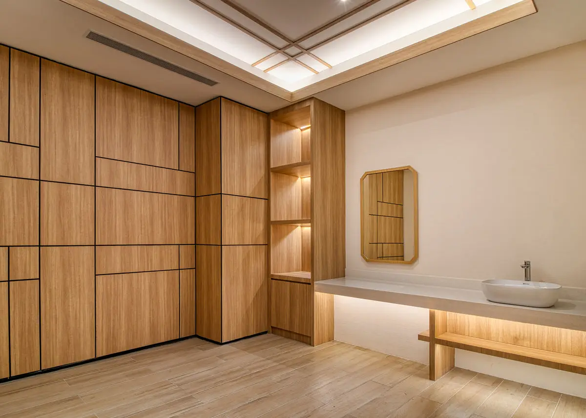 Treatment room with timber wall panelling, a bench and a stone counter