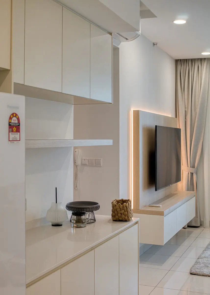 Living area with a TV panel, floating console and full-height storage