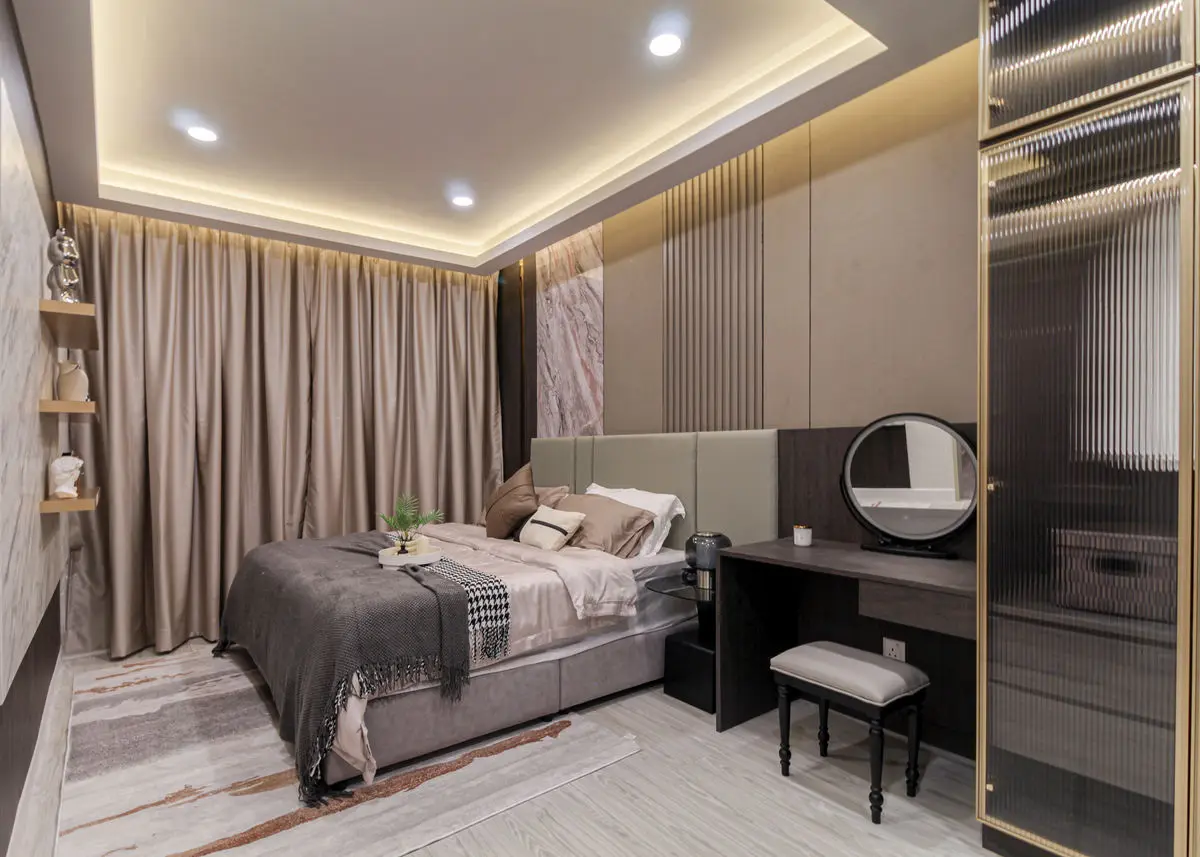 Bedroom with a dressing table, round mirror and reeded glass wardrobe doors